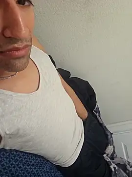 Snapshot of Yoloso33 chatting on February 2026 05:34:01 PM Yoloso33 online show from February 2026 05:34:01 PM