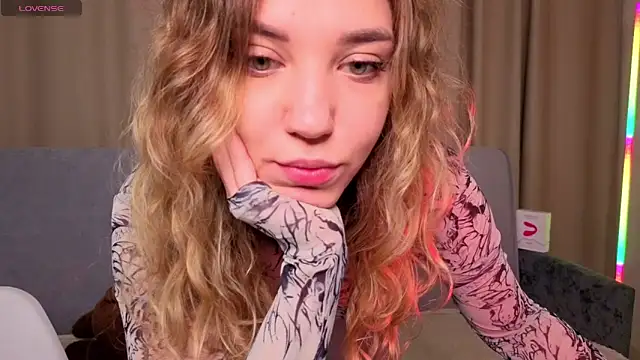 Snapshot of alice_charm_ chatting on April 2026 02:58:02 AM alice charm online show from April 2026 02:58:02 AM