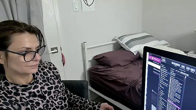 JUCY APPLE online show from February 2026 06:51:02 PM