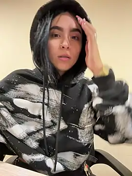 Sara Fernandez  online show from March 2026 02:13:01 PM