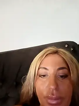 Snapshot of MiaMooly chatting on September 2025 02:05:02 PM MiaMooly online show from September 2025 02:05:02 PM