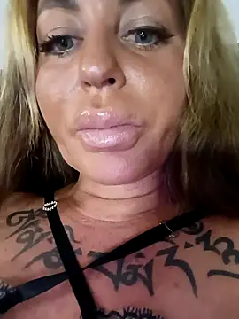 Snapshot of MiaMooly chatting on September 2025 05:13:01 PM MiaMooly online show from September 2025 05:13:01 PM