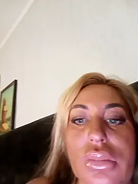 Snapshot of MiaMooly chatting on September 2025 04:53:02 PM MiaMooly online show from September 2025 04:53:02 PM