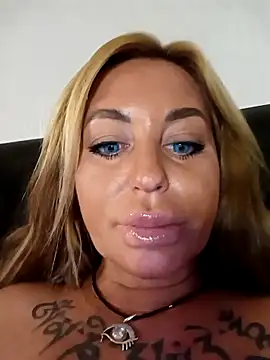 Snapshot of MiaMooly chatting on September 2025 05:04:02 PM MiaMooly online show from September 2025 05:04:02 PM