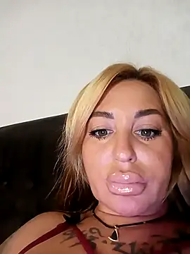 Snapshot of MiaMooly chatting on September 2025 03:39:02 PM MiaMooly online show from September 2025 03:39:02 PM