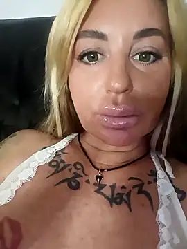 Snapshot of MiaMooly chatting on October 2025 08:12:01 AM MiaMooly online show from October 2025 08:12:01 AM