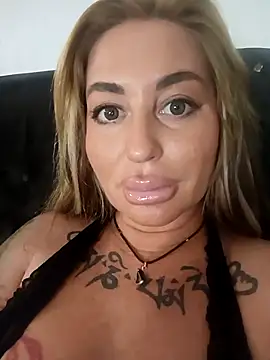 Snapshot of MiaMooly chatting on October 2025 01:32:01 PM MiaMooly online show from October 2025 01:32:01 PM