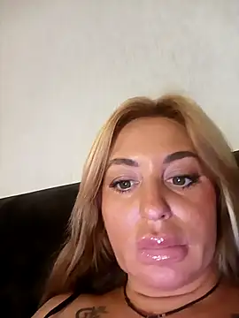 Snapshot of MiaMooly chatting on October 2025 04:07:02 PM MiaMooly online show from October 2025 04:07:02 PM