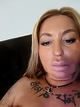 Snapshot of MiaMooly chatting on October 2025 12:05:01 PM MiaMooly online show from October 2025 12:05:01 PM