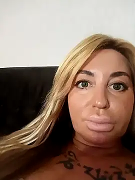 Snapshot of MiaMooly chatting on October 2025 03:12:01 PM MiaMooly online show from October 2025 03:12:01 PM