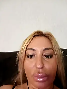 Snapshot of MiaMooly chatting on October 2025 03:01:02 PM MiaMooly online show from October 2025 03:01:02 PM