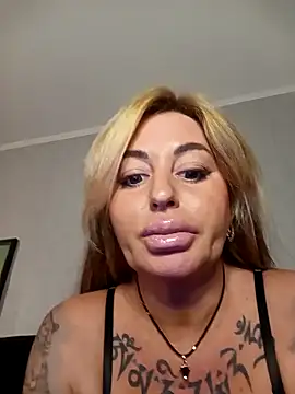 Snapshot of MiaMooly chatting on October 2025 04:24:02 PM MiaMooly online show from October 2025 04:24:02 PM