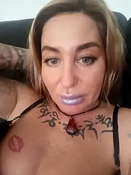 Snapshot of MiaMooly chatting on October 2025 11:00:01 AM MiaMooly online show from October 2025 11:00:01 AM