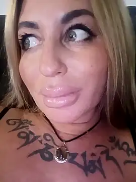 Snapshot of MiaMooly chatting on November 2025 04:40:02 PM MiaMooly online show from November 2025 04:40:02 PM