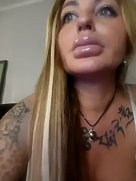 Snapshot of MiaMooly chatting on November 2025 06:18:02 PM MiaMooly online show from November 2025 06:18:02 PM