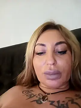 Snapshot of MiaMooly chatting on November 2025 04:17:02 PM MiaMooly online show from November 2025 04:17:02 PM