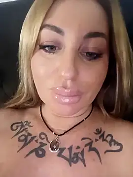 Snapshot of MiaMooly chatting on November 2025 04:18:02 PM MiaMooly online show from November 2025 04:18:02 PM