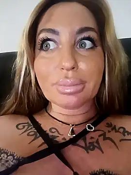 Snapshot of MiaMooly chatting on November 2025 04:08:02 PM MiaMooly online show from November 2025 04:08:02 PM