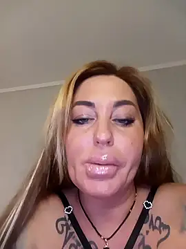 Snapshot of MiaMooly chatting on November 2025 02:32:02 PM MiaMooly online show from November 2025 02:32:02 PM