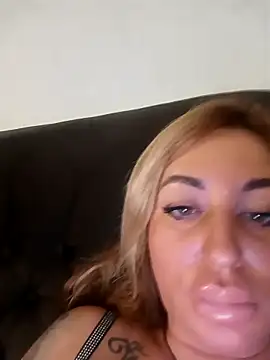 Snapshot of MiaMooly chatting on December 2025 03:39:02 PM MiaMooly online show from December 2025 03:39:02 PM