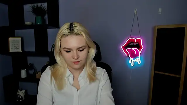 Snapshot of SweetLilyxo chatting on March 2026 07:26:02 AM SweetLilyxo online show from March 2026 07:26:02 AM