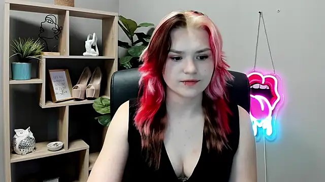 Snapshot of SweetLilyxo chatting on June 2026 06:45:02 AM SweetLilyxo online show from June 2026 06:45:02 AM