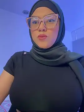 Snapshot of Amira-Awhada chatting on April 2026 09:05:01 PM Amira-Awhada online show from April 2026 09:05:01 PM