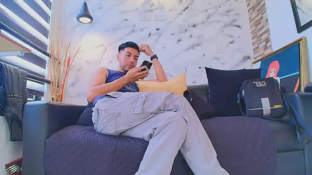 Max Hornye online show from April 2026 06:45:01 PM