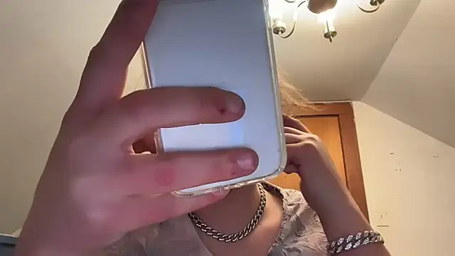 Snapshot of RaeganV chatting on February 2026 07:18:01 AM RaeganV online show from February 2026 07:18:01 AM