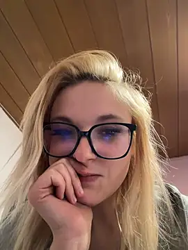 ViviLuu online show from May 2026 08:27:01 PM