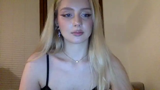 Snapshot of MayaWetDream chatting on May 2026 08:25:01 PM MayaWetDream online show from May 2026 08:25:01 PM