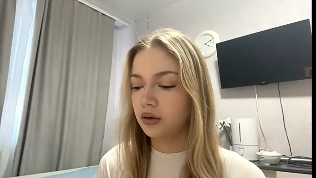 Snapshot of MilaSliger chatting on February 2026 01:07:02 PM MilaSliger online show from February 2026 01:07:02 PM