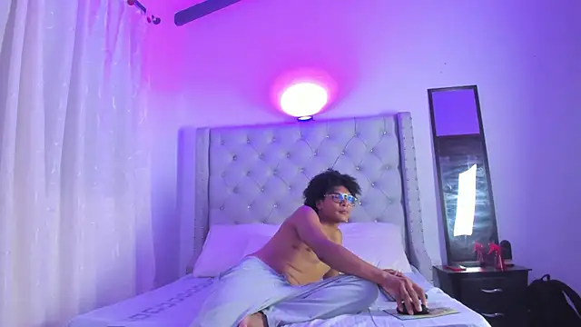 Snapshot of LatinoDark chatting on February 2026 03:11:01 AM LatinoDark online show from February 2026 03:11:01 AM