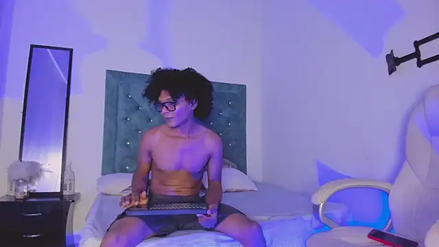 Snapshot of LatinoDark chatting on March 2026 03:45:02 AM LatinoDark online show from March 2026 03:45:02 AM