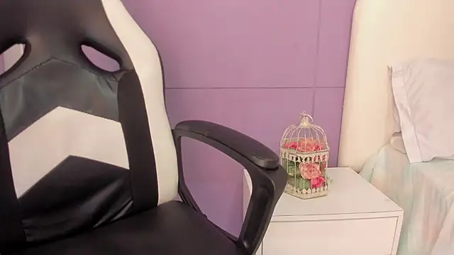 luna bradley  online show from February 2026 12:23:02 PM