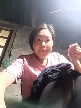 Snapshot of Yiyoongg chatting on February 2026 04:05:02 AM Yiyoongg online show from February 2026 04:05:02 AM