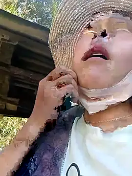 Snapshot of Yiyoongg chatting on February 2026 07:51:01 AM Yiyoongg online show from February 2026 07:51:01 AM