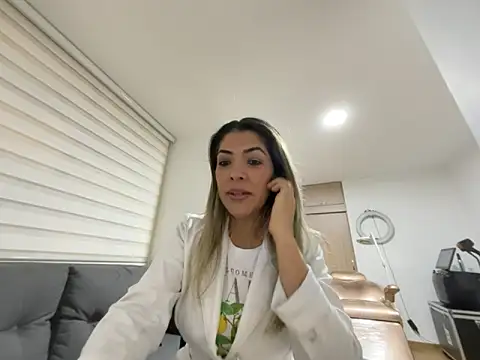 Snapshot of Encantadora_Eva chatting on February 2026 01:46:02 AM Encantadora Eva online show from February 2026 01:46:02 AM