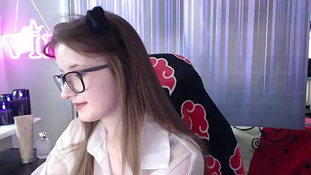 LunaXcherry online show from June 2026 04:44:01 PM