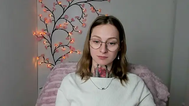 Esmi Winter online show from April 2026 05:30:02 PM