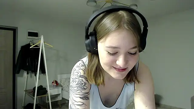 Snapshot of Mirrrra1 chatting on February 2026 07:54:01 PM Mirrrra1 online show from February 2026 07:54:01 PM