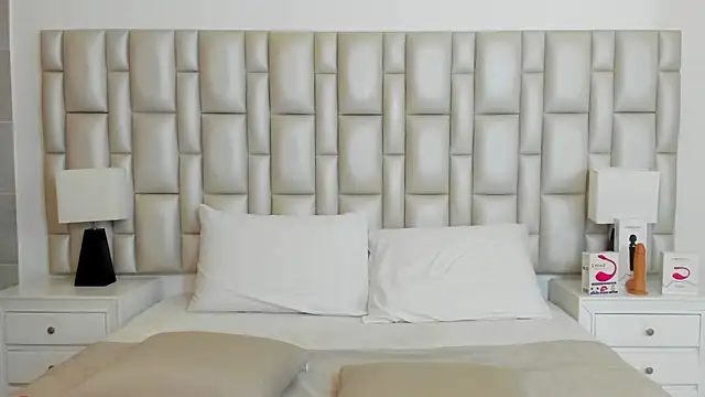 paola katy dicks online show from February 2025 07:47:02 PM