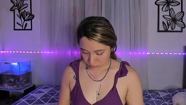 Snapshot of LeiahBlonde_ chatting on March 2026 05:35:02 AM LeiahBlonde online show from March 2026 05:35:02 AM