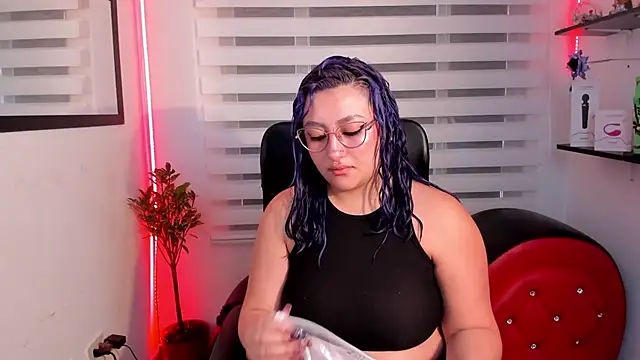 Snapshot of Emily_Jonesh chatting on June 2026 01:02:02 PM Emily Jonesh online show from June 2026 01:02:02 PM