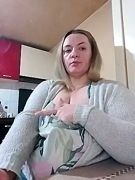 Snapshot of HotStepmommy4 chatting on February 2026 10:05:02 PM HotStepmommy4 online show from February 2026 10:05:02 PM