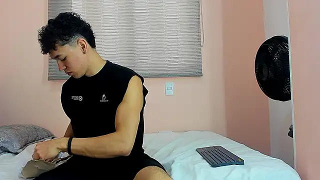 Snapshot of Muscle__Myke chatting on March 2026 12:22:01 PM Muscle Myke online show from March 2026 12:22:01 PM