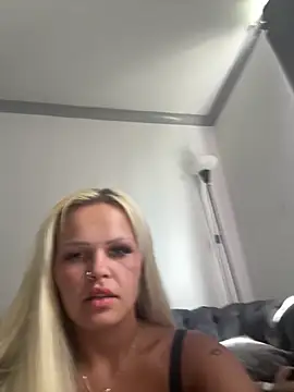 Snapshot of BlondeMilfXo chatting on June 2026 12:33:01 PM BlondeMilfXo online show from June 2026 12:33:01 PM
