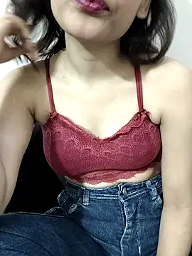 Glossy lips online show from February 2026 10:11:01 AM