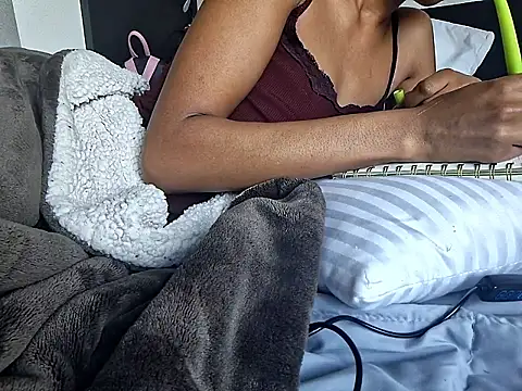 Snapshot of Cinnamonbunn chatting on February 2026 06:18:01 PM Cinnamonbunn online show from February 2026 06:18:01 PM