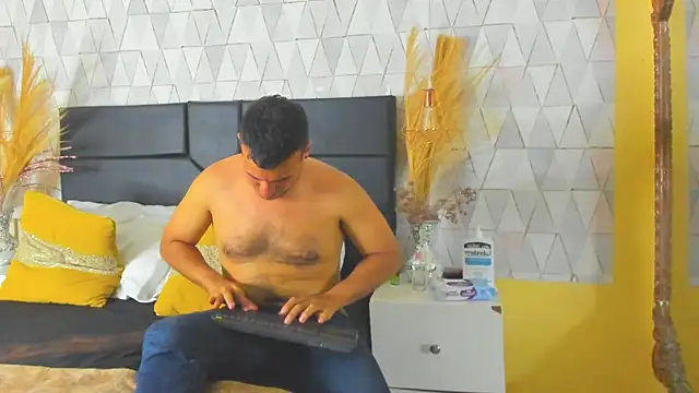 Snapshot of AronGarcia chatting on March 2026 11:21:01 PM AronGarcia online show from March 2026 11:21:01 PM